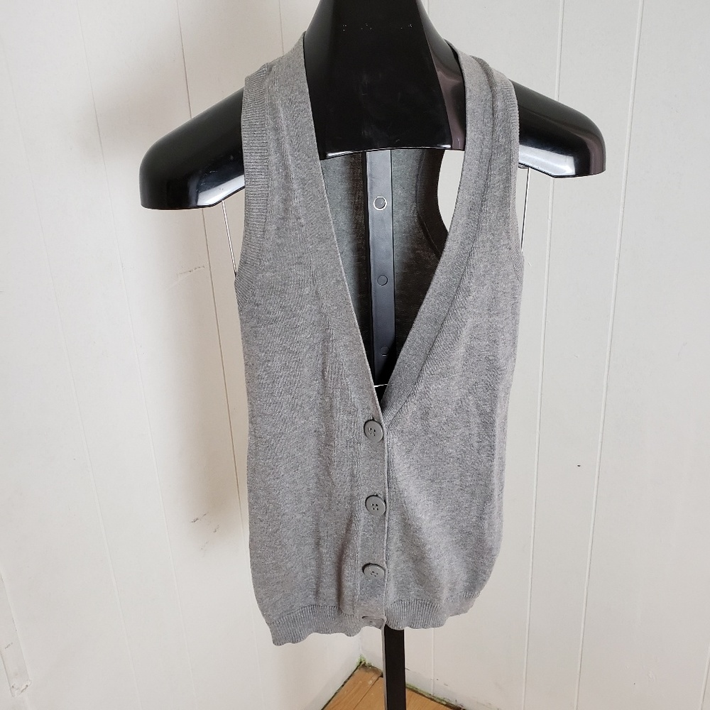 3/25 Miley max gray vest no sleeves